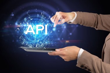 API kısaltması olan bir dokunmatik ekrana yakın çekim, modern teknoloji kavramı