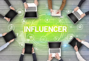 INFLUENCER ile toplantı yapan bir grup insan, sosyal ağ konsepti