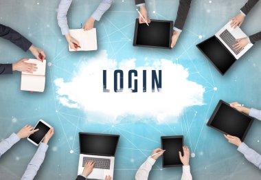 LOGIN insciption, web güvenlik konsepti ile toplantı yapan bir grup insan