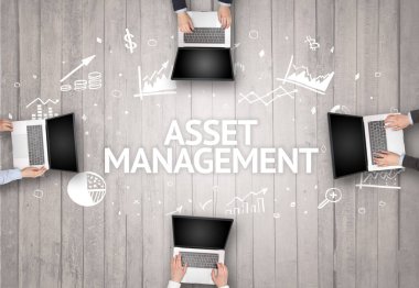ASSET MANAGEMENT yazıtları ile bir ofiste çalışan Meşgul İnsanlar Grubu, başarılı iş konsepti
