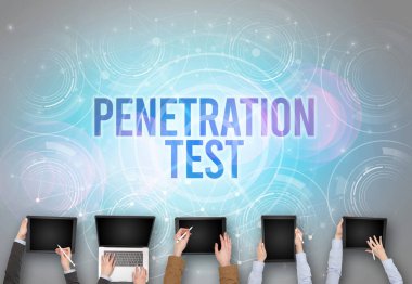 PENETRATION TEST insciption, web güvenlik kavramı olan bir dizüstü bilgisayarın önünde bir grup insan
