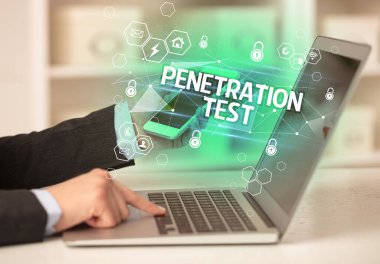 Dizüstü bilgisayar, internet güvenliği ve veri koruma konsepti, engelleme zinciri ve siber güvenlik üzerindeki PENETRASYON TEST yazıtları