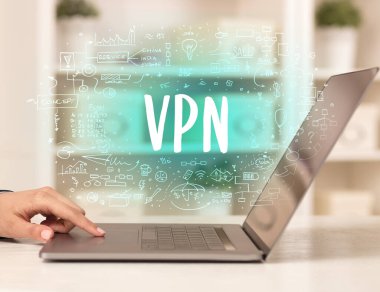 VPN kısaltması modern teknoloji konsepti ile yeni modern bilgisayarlar üzerinde çalışıyoruz.