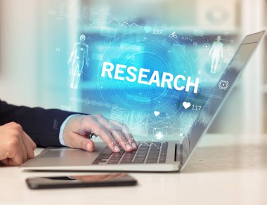 Doktor sağlık kontrolünde çalışıyor. REARCH yazıtları ile tıbbi test sonuçlarını kaydediyor.