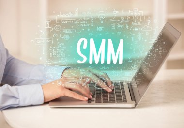 SMM kısaltması, modern teknoloji konsepti ile yeni modern bilgisayarlar üzerinde çalışıyoruz.