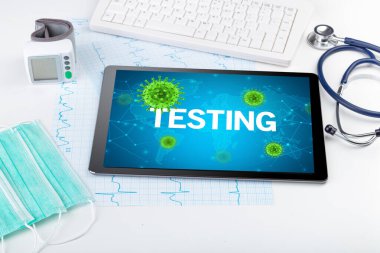 TESTING yazıtları ve mikrobiyoloji kavramına sahip bir tabletin yakın plan görüntüsü