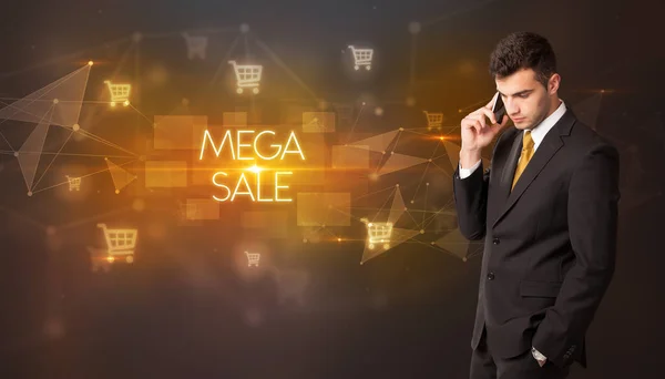 Biznesmen Ikonami Koszyka Napisem Mega Sale Koncepcja Zakupów Online — Zdjęcie stockowe