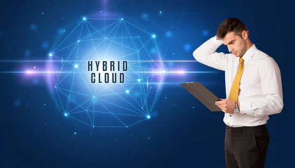 Geschäftsmann Denkt Über Sicherheitslösungen Mit Hybrid Cloud Aufschrift Nach — Stockfoto