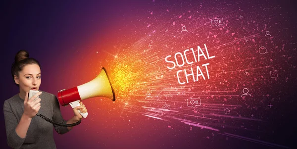 Νεαρή Γυναίκα Φωνάζει Μεγάφωνο Επιγραφή Social Chat Έννοια Κοινωνικής Δικτύωσης — Φωτογραφία Αρχείου