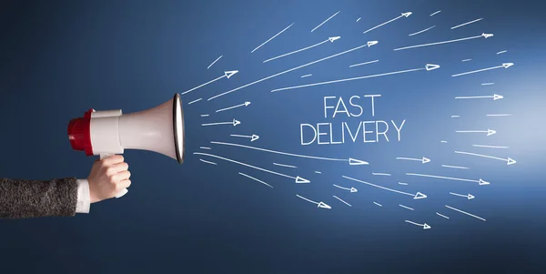 Jong Meisje Schreeuwen Naar Megafoon Met Fast Delivery Inscriptie Shopping — Stockfoto