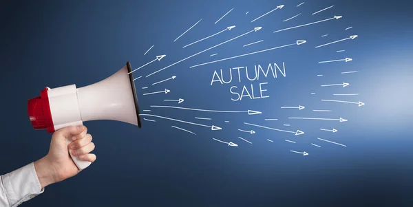 Genç Kız Autumn Satış Yazıtları Alışveriş Konseptiyle Megafonla Bağırıyor — Stok fotoğraf