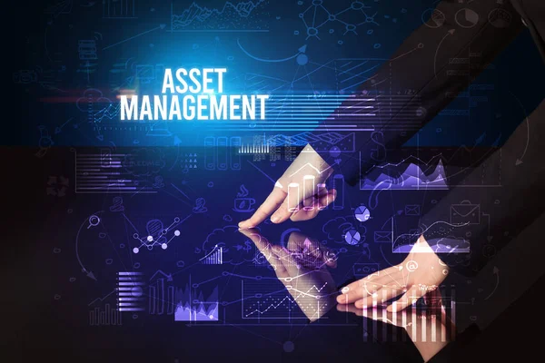 İş adamı ASSET MANAGEMENT yazıtları, siber iş konsepti ile büyük ekrana dokunuyor