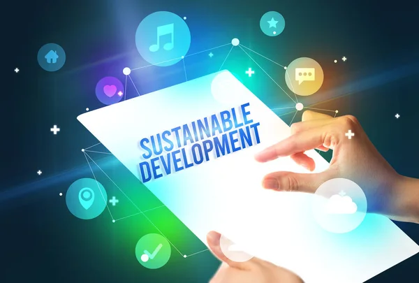 Hålla Futuristisk Tablett Med Hållbar Utveckling Inskription Teknik Koncept — Stockfoto