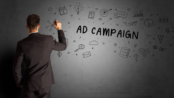 商人用Ad Campaign的题词 商业战略概念画出创意草图 — 图库照片