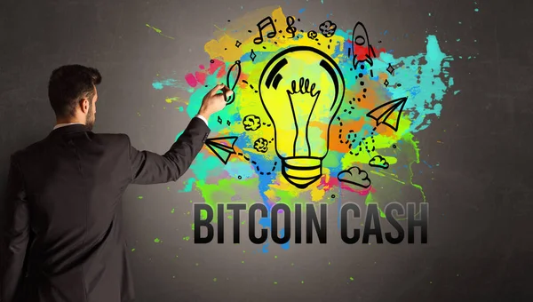 Geschäftsmann Zeichnet Bunte Glühbirne Mit Bitcoin Cash Aufschrift Auf Strukturierte — Stockfoto