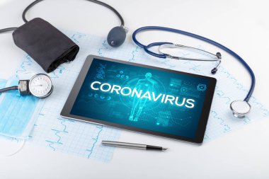 CORONAVIRUS yazıt, coronavirus kavramına sahip tablet pc ve doktor araçları