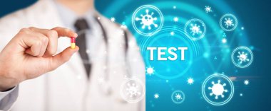 Doktor TEST yazıtlı ilaç veriyor, koronavirüs konsepti