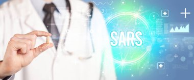 Doktorun size SARS kısaltmalı bir hap verdiği yakın plan, viroloji konsepti.