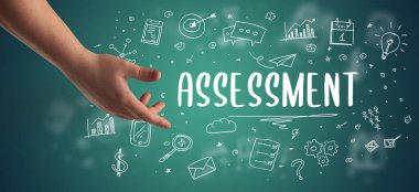 Kesilmiş ellerin yakın çekimi ASSESSMENT yazıtlarına, modern iş çözümleri kavramına işaret ediyor