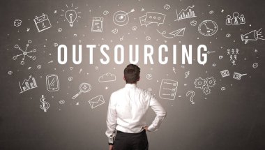 OutTSOURCING yazıtları, modern iş konsepti olan bir iş adamının arka görüşü