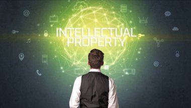 INTELLECTUAL Mülk Yazıtı, çevrimiçi güvenlik kavramına sahip bir işadamının arka görünümü