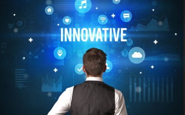 INNOVATIVE yazıtları, modern teknoloji konsepti olan bir iş adamının arka görüşü