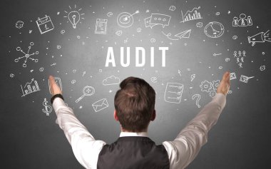 AUDIT yazıtları, modern iş konsepti olan bir işadamının arka görüşü