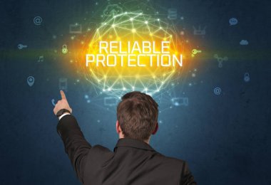RELILE PROTECTION yazısına sahip bir işadamının arka görünümü, çevrimiçi güvenlik kavramı