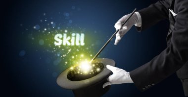 Sihirbaz, Hünerli yazıtlar ve eğitim konseptiyle sihirbazlık numarası yapıyor.