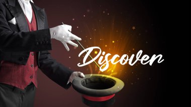 Sihirbaz, yazıtları ve seyahat konseptini kullanarak sihirbazlık numarası yapıyor.