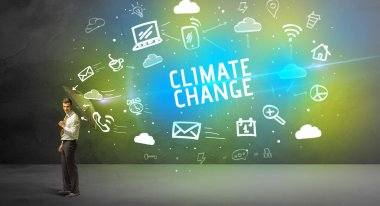 Şemsiyeyle savunma yapan iş adamı. İklim değişikliği yazıtları, modern teknoloji konsepti.