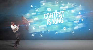 CONTENT 'den şemsiye ile yakışıklı iş adamı savunması King yazıtları, yeni nesil medya kavramı