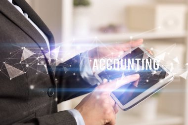 Tablet kullanarak ellerinizi kapatın. Bu tablet, modern iş teknolojisi kavramına dayanmaktadır.