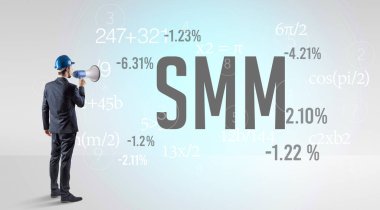 SMM kısaltması ile sabit şapkalı teknoloji mühendisi.
