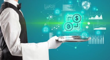 Genç garson şifreleme sunuyor tepside simgeler, para değişimi konsepti