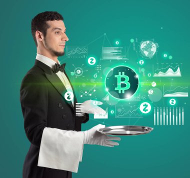 Genç garson tablada bitcoin ikonları servis ediyor, para değişimi konsepti