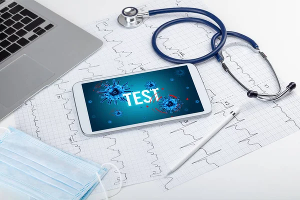 Tablet Και Εργαλεία Γιατρός Λευκή Επιφάνεια Επιγραφή Δοκιμη Έννοια Πανδημία — Φωτογραφία Αρχείου