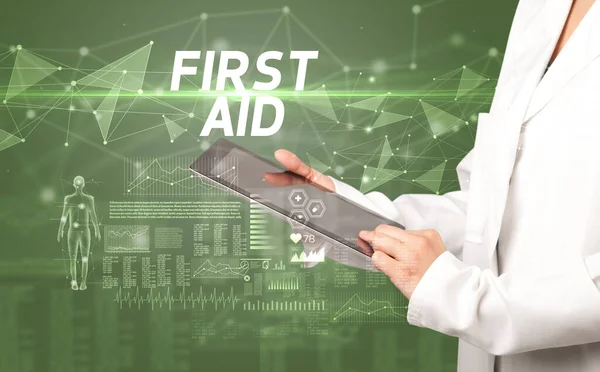 Médico Escribe Notas Portapapeles Con Inscripción First Aid Concepto Diagnóstico — Foto de Stock