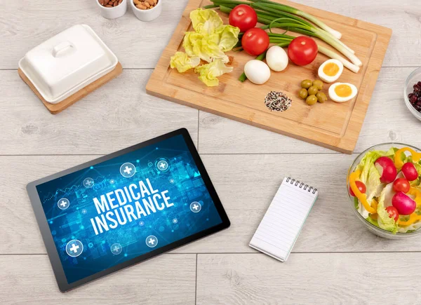 Concepto Seguro Médico Tableta Con Alimentos Saludables Alrededor Vista Superior — Foto de Stock