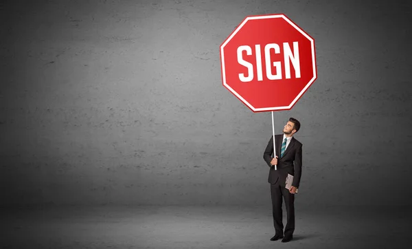 Joven Hombre Negocios Sosteniendo Una Señal Tráfico Con Inscripción Sign — Foto de Stock