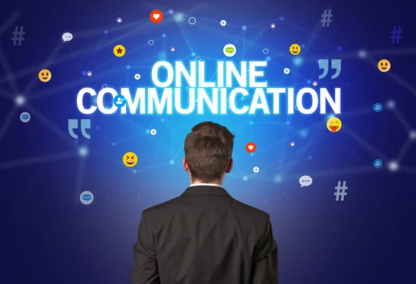 Hátsó Nézet Egy Üzletember Online Communication Felirattal Közösségi Hálózati Koncepció — Stock Fotó