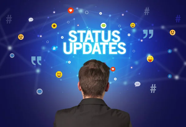 Status Updates Yazıtları Sosyal Kavramına Sahip Bir Işadamının Arka Görünümü — Stok fotoğraf