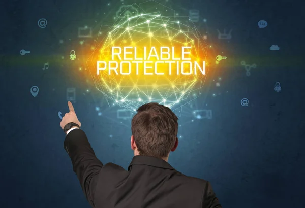 Widok Tyłu Przedsiębiorcy Napisem Reliable Protection Koncepcja Bezpieczeństwa Online — Zdjęcie stockowe