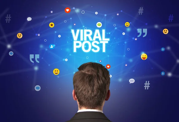 Οπίσθια Όψη Επιχειρηματία Επιγραφή Viral Post Έννοια Κοινωνικής Δικτύωσης — Φωτογραφία Αρχείου