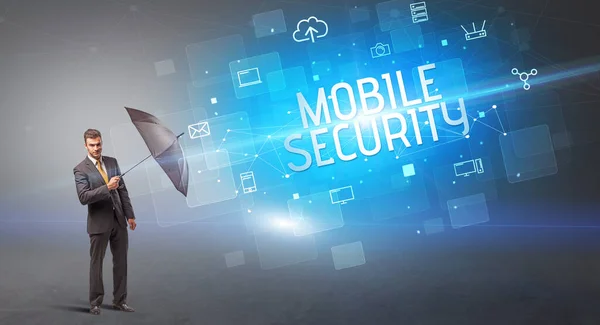サイバー攻撃やモバイルセキュリティの碑文から傘で守るビジネスマン オンラインセキュリティの概念 — ストック写真
