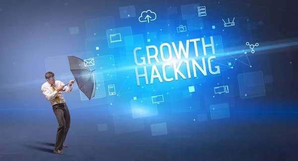 Biznesmen Broniący Parasolem Przed Atakiem Cybernetycznym Napisem Growth Hacking Koncepcja — Zdjęcie stockowe