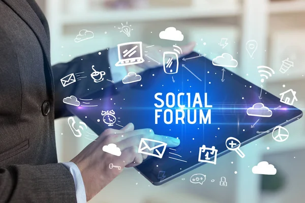 Close Uma Pessoa Usando Redes Sociais Com Inscrição Social Forum — Fotografia de Stock