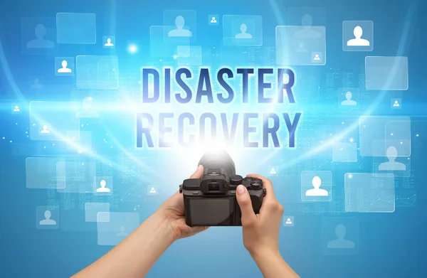 带有Disaster Recovery登记 视频监控概念的手持相机的特写 — 图库照片