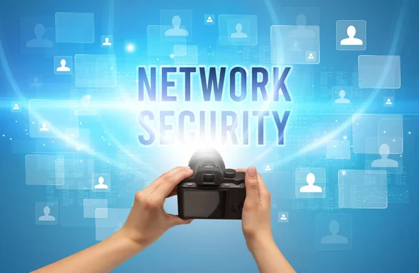 Nahaufnahme Einer Handkamera Mit Aufschrift Network Security Videoüberwachungskonzept — Stockfoto