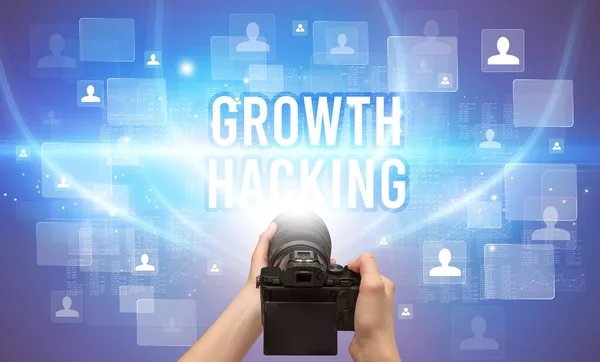 Zbliżenie Ręcznej Kamery Napisem Growth Hacking Koncepcja Nadzoru Wideo — Zdjęcie stockowe